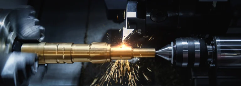 Industria de máquinas de metal. Maquina giratoria CNC de alta velocidad de corte en operación generando chispas